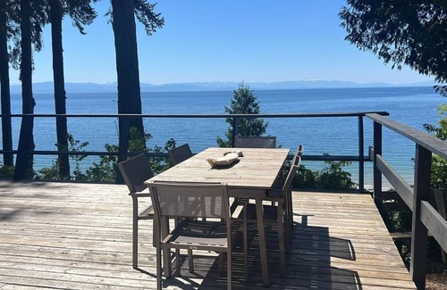 Davis Bay Cottage | Beautiful Oceanfront Cottage between Davis Bay and Sechelt