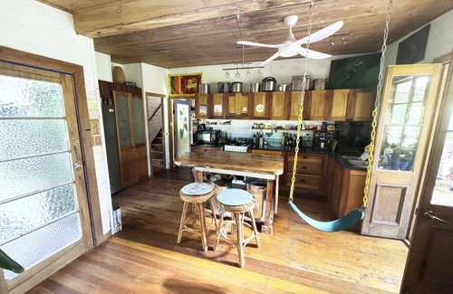 Lismore Maison | Beautiful old house by the river with balcony, massive yard, minutes to CBD