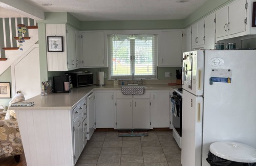 Branford Maison | Beautiful old style beach cottage Walk to beach/ restaurants Center of town