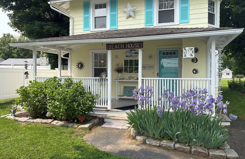 Branford Maison | Beautiful old style beach cottage Walk to beach/ restaurants Center of town