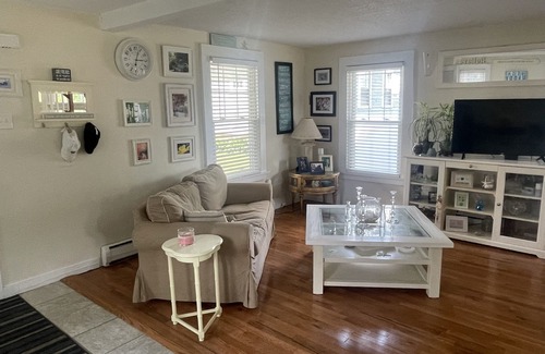 Branford Maison | Beautiful old style beach cottage Walk to beach/ restaurants Center of town