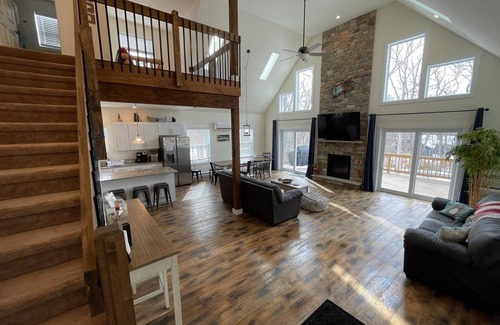 Jim Thorpe Chalet De Ski | Beautiful & Spacious w/ Hot Tub, Huge Game Room, EV Charger, and Pet Friendly.