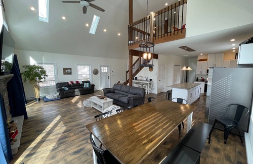 Jim Thorpe Chalet De Ski | Beautiful & Spacious w/ Hot Tub, Huge Game Room, EV Charger, and Pet Friendly.