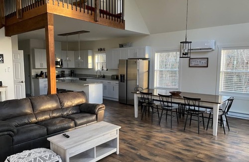 Jim Thorpe Chalet De Ski | Beautiful & Spacious w/ Hot Tub, Huge Game Room, EV Charger, and Pet Friendly.