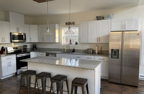 Jim Thorpe Chalet De Ski | Beautiful & Spacious w/ Hot Tub, Huge Game Room, EV Charger, and Pet Friendly.