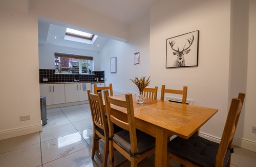 Belfast Maison | Beautiful Ormeau Park Home - Perfect for Belsonic in June & Central City Breaks