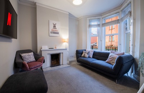 Belfast Maison | Beautiful Ormeau Park Home - Perfect for Belsonic in June & Central City Breaks