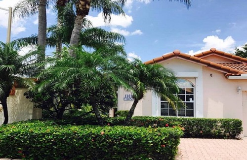 Pembroke Pines Maison | Beau Pembroke Pines Private Gated Golf Course 3/2 avec garage et services publics.