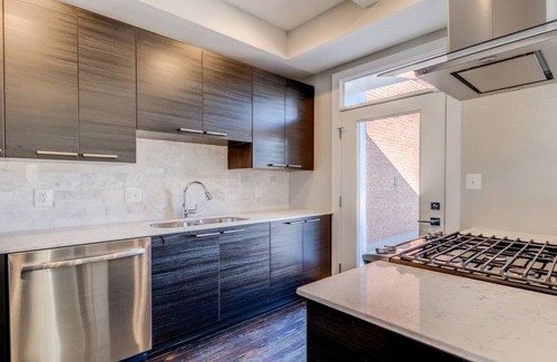 Southeast Appartement | Beautiful Perfectly Located 2BR Condo For Two International Students or Interns.