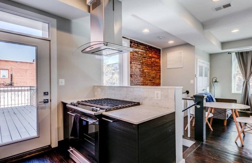 Southeast Appartement | Beautiful Perfectly Located 2BR Condo For Two International Students or Interns.
