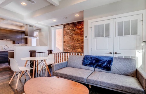 Southeast Appartement | Beautiful Perfectly Located 2BR Condo For Two International Students or Interns.