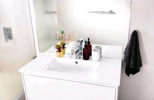 Glenfield Maison | ¶Beautiful Pet Friendly Bedroom Room+TV + Wifi Pet Friendly