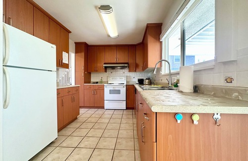 Richmond Maison | Beautiful Place 3 Bedrooms with Kitchen and Laundry Near Airport, Transit & Mall