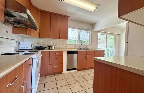 Richmond Maison | Beautiful Place 3 Bedrooms with Kitchen and Laundry Near Airport, Transit & Mall