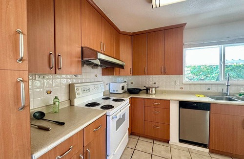 Richmond Maison | Beautiful Place 3 Bedrooms with Kitchen and Laundry Near Airport, Transit & Mall