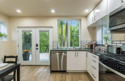 Federal Way Appartement | Beautiful place+great location with large smart TV.