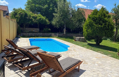 Roznava Appartement | Villa Coral - belle oasis au bord de la piscine