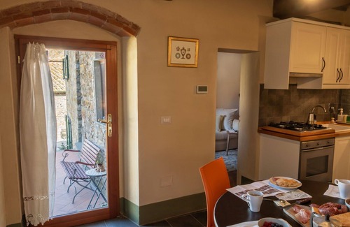 Pergine Valdarno Maison | Belle maison de vacances privée avec WIFI, climatisation, patio et animaux admis, près de Arezzo