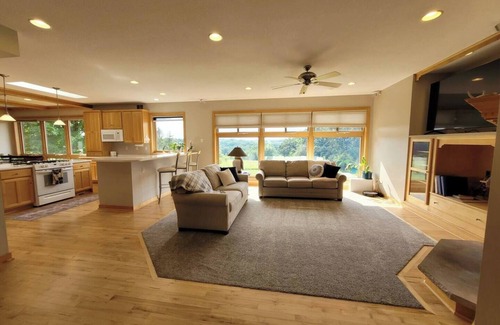 Rochester Maison | Beautiful, Private, Nature & Hot tub! 4 miles to Mayo