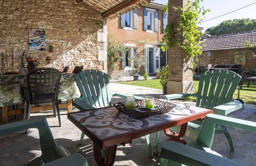 Oppede Maison | Merveilleuse maison de vacances privée pour 4 personnes avec TV, patio et parking