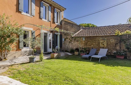 Oppede Maison | Merveilleuse maison de vacances privée pour 4 personnes avec TV, patio et parking