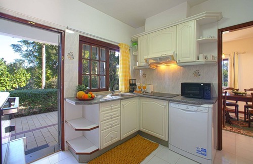 Alpouvar Villa | Merveilleuse maison de vacances privée avec climatisation, WIFI, piscine privée, TV et patio