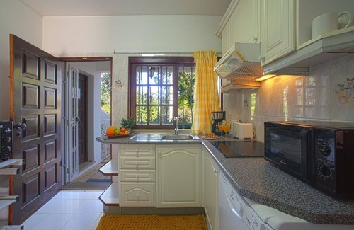 Alpouvar Villa | Merveilleuse maison de vacances privée avec climatisation, WIFI, piscine privée, TV et patio