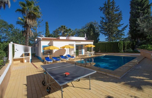 Alpouvar Villa | Merveilleuse maison de vacances privée avec climatisation, WIFI, piscine privée, TV et patio