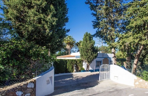Alpouvar Villa | Merveilleuse maison de vacances privée avec climatisation, WIFI, piscine privée, TV et patio