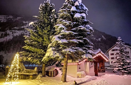 Saas Grund Maison | Belle maison de vacances privée avec WIFI, TV, patio, animaux admis et vue panoramique