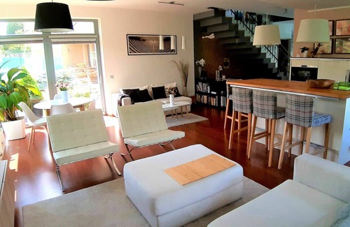 Reporyje Maison | Magnifique maison de vacances privée avec piscine privée, WIFI, TV, patio et parking