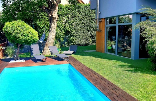 Reporyje Maison | Magnifique maison de vacances privée avec piscine privée, WIFI, TV, patio et parking