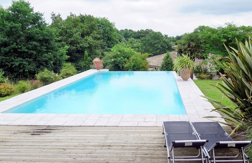 Nassiet Villa | Belle maison de vacances privée avec climatisation, piscine privée, WIFI, TV, terrasse et parking