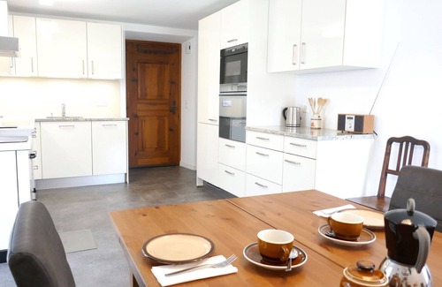 Grono Maison | Magnifique maison de vacances privée avec WIFI, TV, patio, animaux admis et vue panoramique