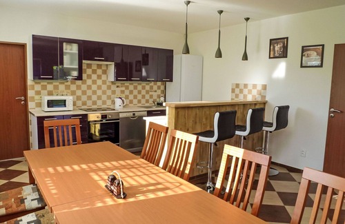 Jilove Maison | Maison de vacances privée avec WIFI, bain à remous, piscine privée, TV, patio, parking