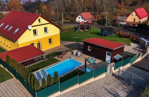 Jilove Maison | Maison de vacances privée avec WIFI, bain à remous, piscine privée, TV, patio, parking