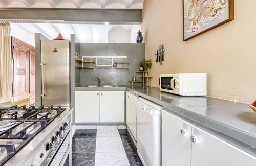 Fortia Maison | Belle maison de vacances privée avec piscine privée, WIFI, TV, patio, animaux admis et parking