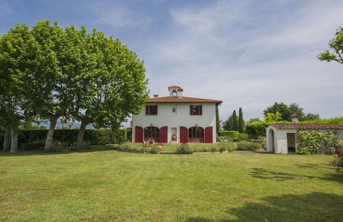 Lari Villa | Merveilleuse maison de vacances privée pour 9 personnes avec WIFI, TV, patio et parking