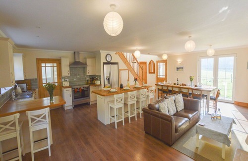 Lerags Villa | Merveilleuse maison de vacances privée avec TV, patio, animaux admis, vue panoramique et parking