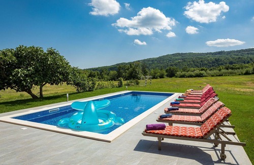 Pican Maison | Maison de vacances privée avec piscine privée, WIFI, TV, balcon, animaux admis, parking