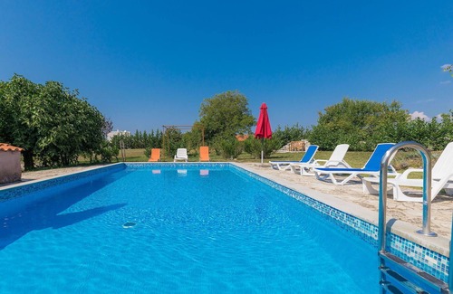 Laginji Maison | Merveilleuse maison de vacances privée avec WIFI, piscine privée, TV, patio et animaux admis