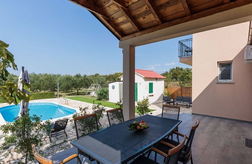 Policnik Maison | Merveilleuse maison de vacances privée avec climatisation, WIFI, piscine privée, TV et terrasse