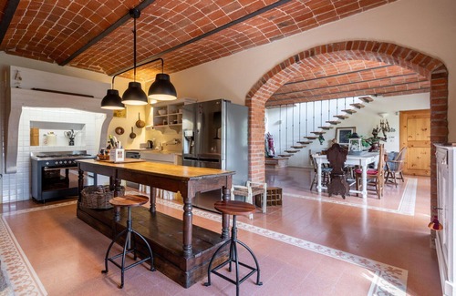 Castell'Alfero Maison | Magnifique maison de vacances privée avec WIFI, bain à remous, TV, patio, vue panoramique, parking