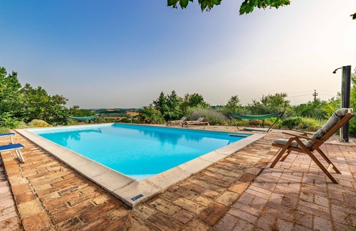 Bettolelle Villa | Merveilleuse maison de vacances privée avec WIFI, piscine privée, TV et vue panoramique