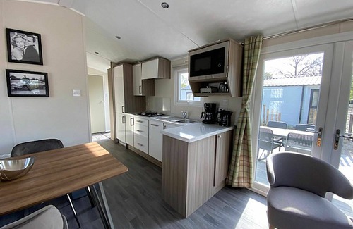 Biddinghuizen Maison | Belle maison de vacances privée pour 4 personnes avec WIFI, piscine, TV, terrasse et parking