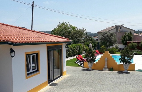 Povoa Maison | Magnifique maison de vacances privée pour 4 personnes avec WIFI, piscine, TV et parking