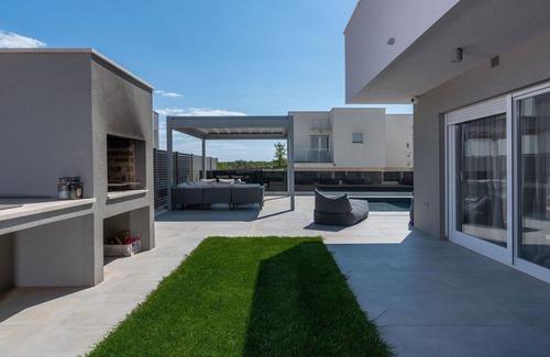 Dajla Villa | Maison de vacances privée avec climatisation, piscine privée, WIFI, bain à remous, TV, patio