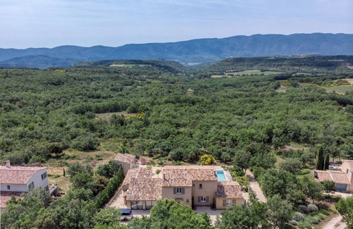 Viens Maison | MAGNIFiQUE BASTIDE 5*- vue panoramique Luberon, Piscine chauffée, Boulodrome