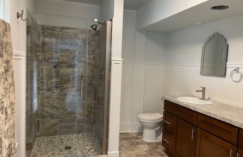 Carnation Lit Et Petit-Déjeuner | Beautiful Queen Room w/ Private Bath in gorgeous Forest Grove Historic Home B&B
