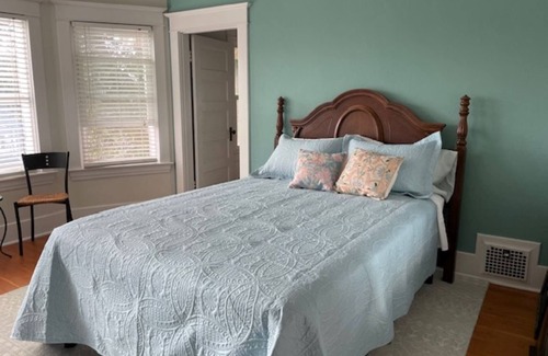 Carnation Lit Et Petit-Déjeuner | Beautiful Queen Room w/ Private Bath in gorgeous Forest Grove Historic Home B&B